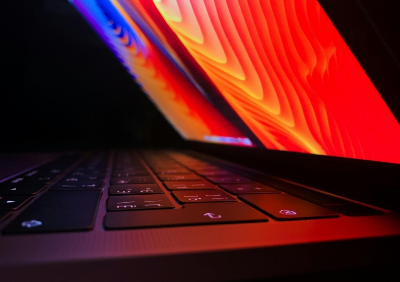 Environnement de formation avec serveurs et équipements informatiques modernes